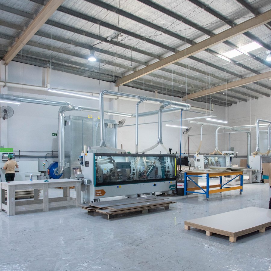 Piso de la planta de producción de muebles a medida Häbita