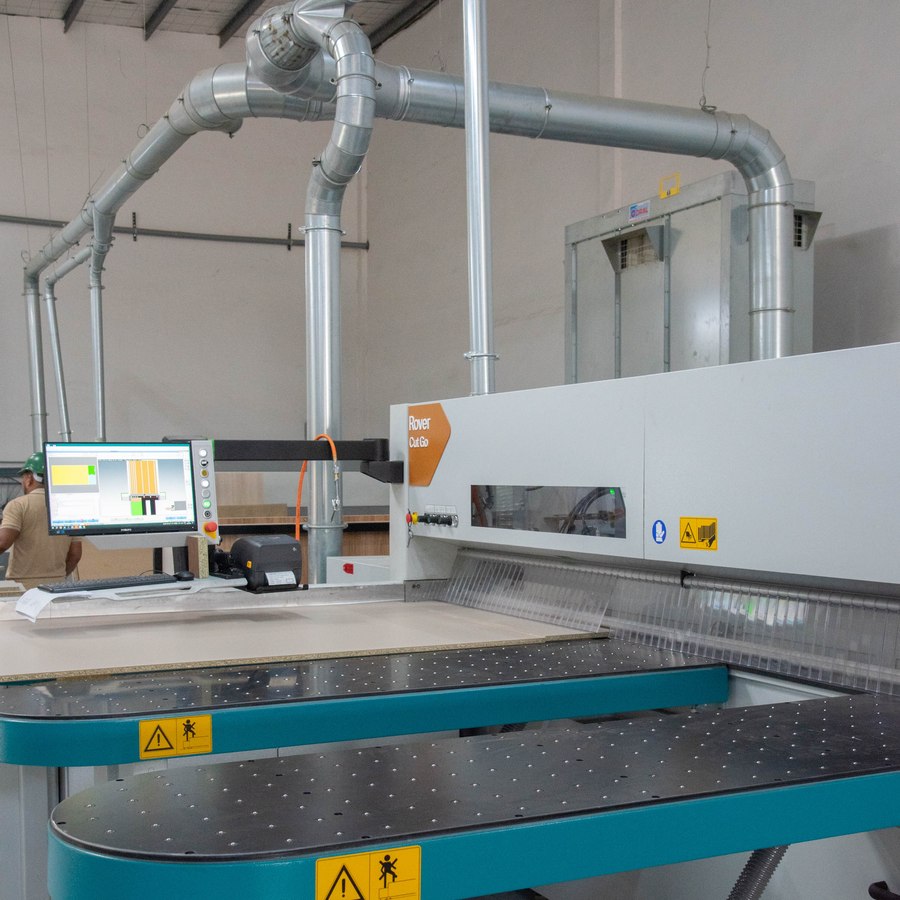 Centro de corte CNC en la planta de producción Häbita